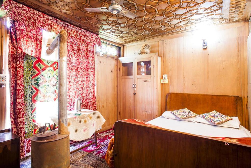 The Shelter Group Of Houseboats & Tour Organiser Srīnagar Exteriör bild